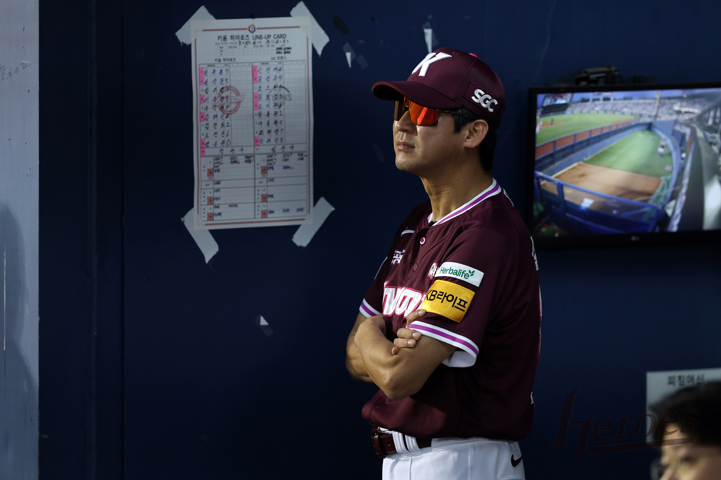 Kiwoom Heroes interim manager Seol Jong-jin watches his team play the LG Twins in a KBO regular-season game at Jamsil Baseball Stadium in southern Seoul on Aug. 29, in this file photo provided by the Heroes. [YONHAP]