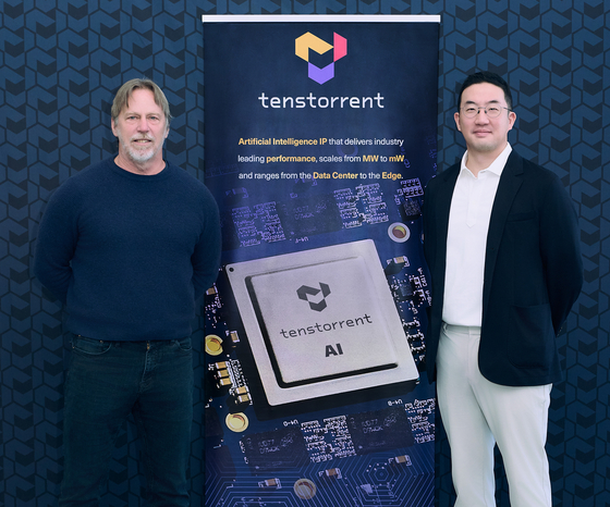 LG Group Chairman Koo Kwang-mo, right, poses with Tenstorrent CEO Jim Keller in Silicon Valley in June, last year. [LG ELECTRONICS]