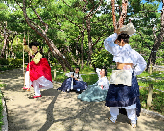 The “Hanbok Beauties” team’s recreation of Shin Yoon-bok’s Dano Pungjeong in the National Museum of Korea cosplay contest [KWON NO-AH]