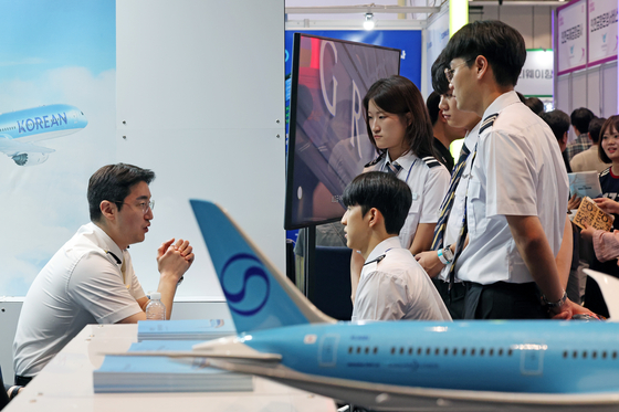 Students from Kyungwoon University’s Department of Aviation Operation receive career counseling at the Korean Air booth during the 8th Aviation Industry Job Fair held at COEX Magok at Gangseo-gu, western Seoul on Sept.16.[YONHAP]