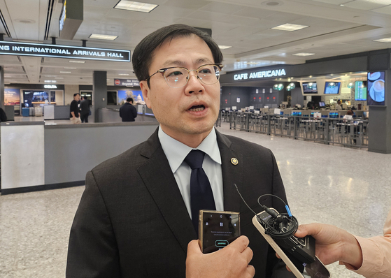 Trade Minister Yeo Han-koo speaks to the press upon arrival at Dulles International Airport near Washington on Sept. 15. [YONHAP]