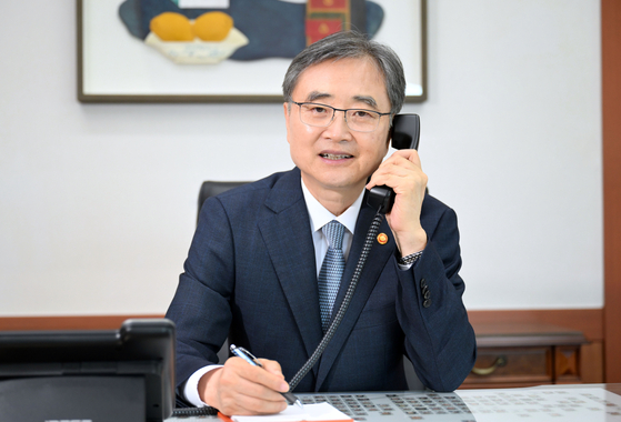 Foreign Minister Cho Hyun speaks with foreign counterparts at the Ministry of Foreign Affairs' offices in Jongno District, central Seoul, on Aug. 4. [MINISTRY OF FOREIGN AFFAIRS] 