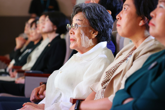 Lee Yong-soo, center, a 97-year-old victim of wartime sexual enslavement by the Japanese military, attends a ceremony to mark International Memorial Day for Comfort Women held in Seoul on Aug. 14. [YONHAP]