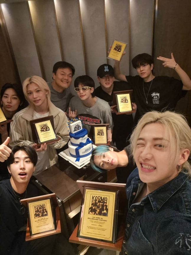 Boy band Stray Kids was gifted gold plaques valued at more than 100 million won ($72,400) by JYP Entertainment founder Park Jin-young to celebrate the boy band’s historic Billboard success. [SCREEN CAPTURE]