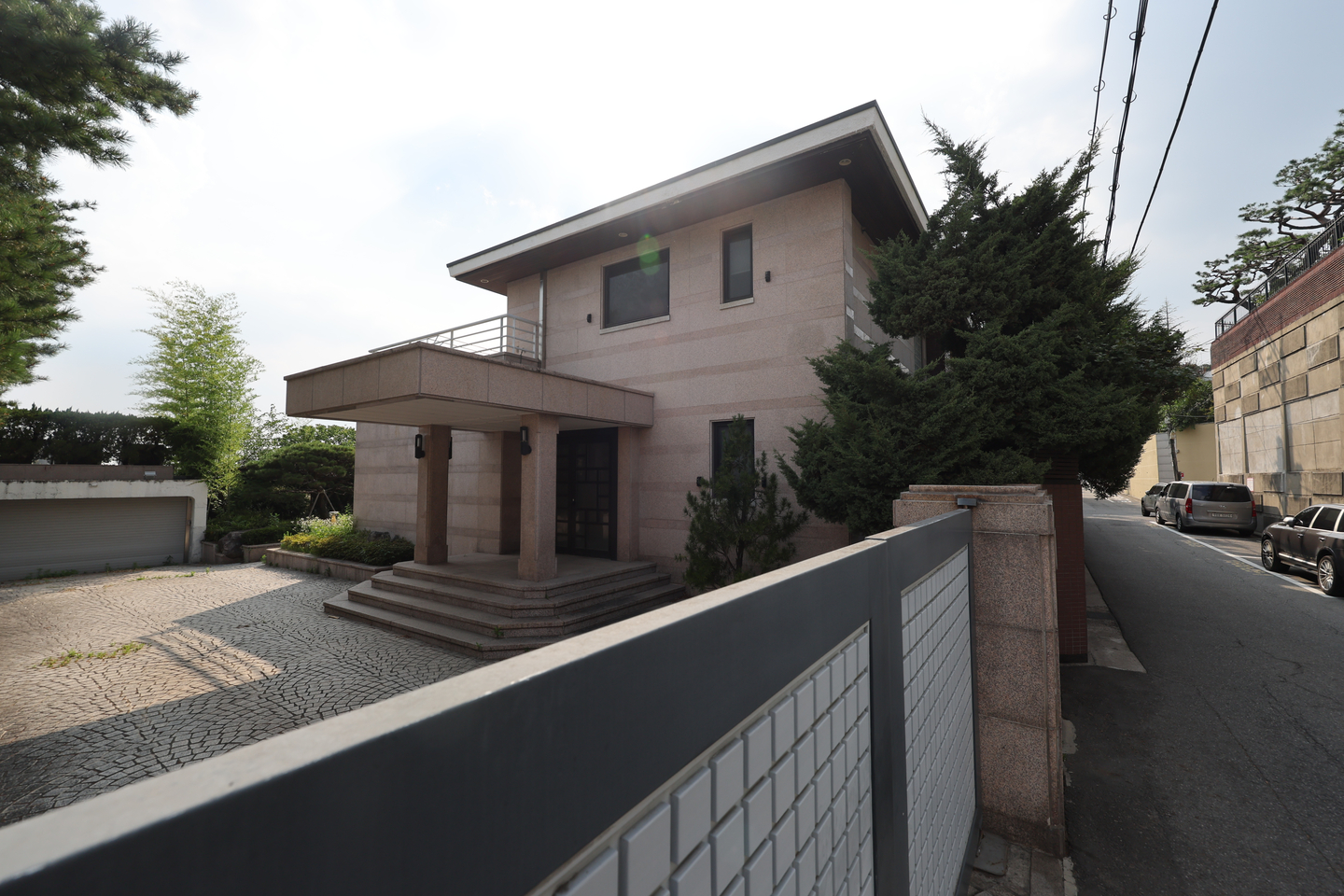 A private residence in Itaewon-dong, Yongsan District, central Seoul, once owned by the late Samsung Electronics Chairman Lee Kun-hee, is seen on July 8. [YONHAP] 