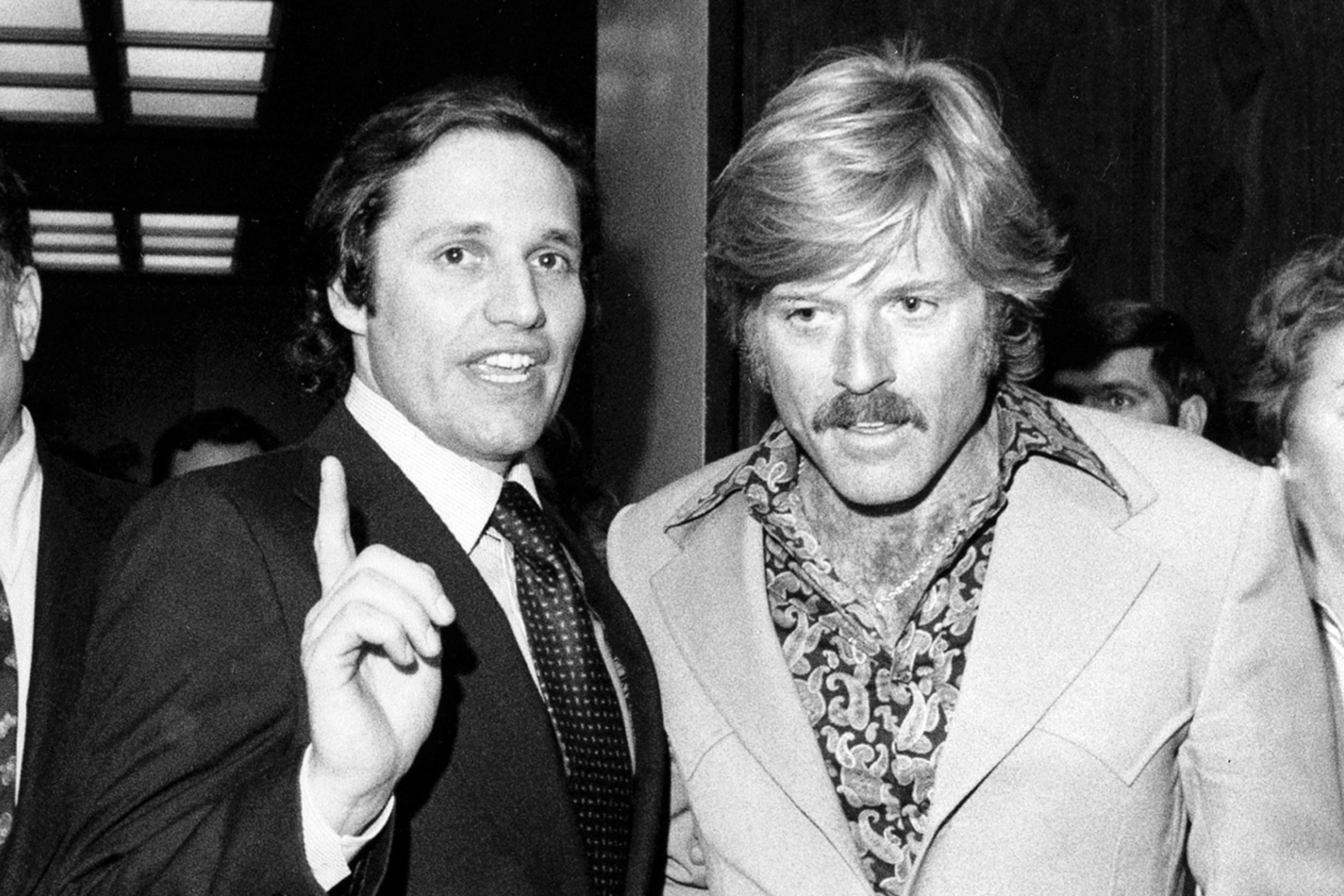Washington Post reporter Bob Woodward, left, talks with actor Robert Redford following the premiere of ″All the President's Men″ (1976) in Washington, on April 5, 1976. [AP/YONHAP]