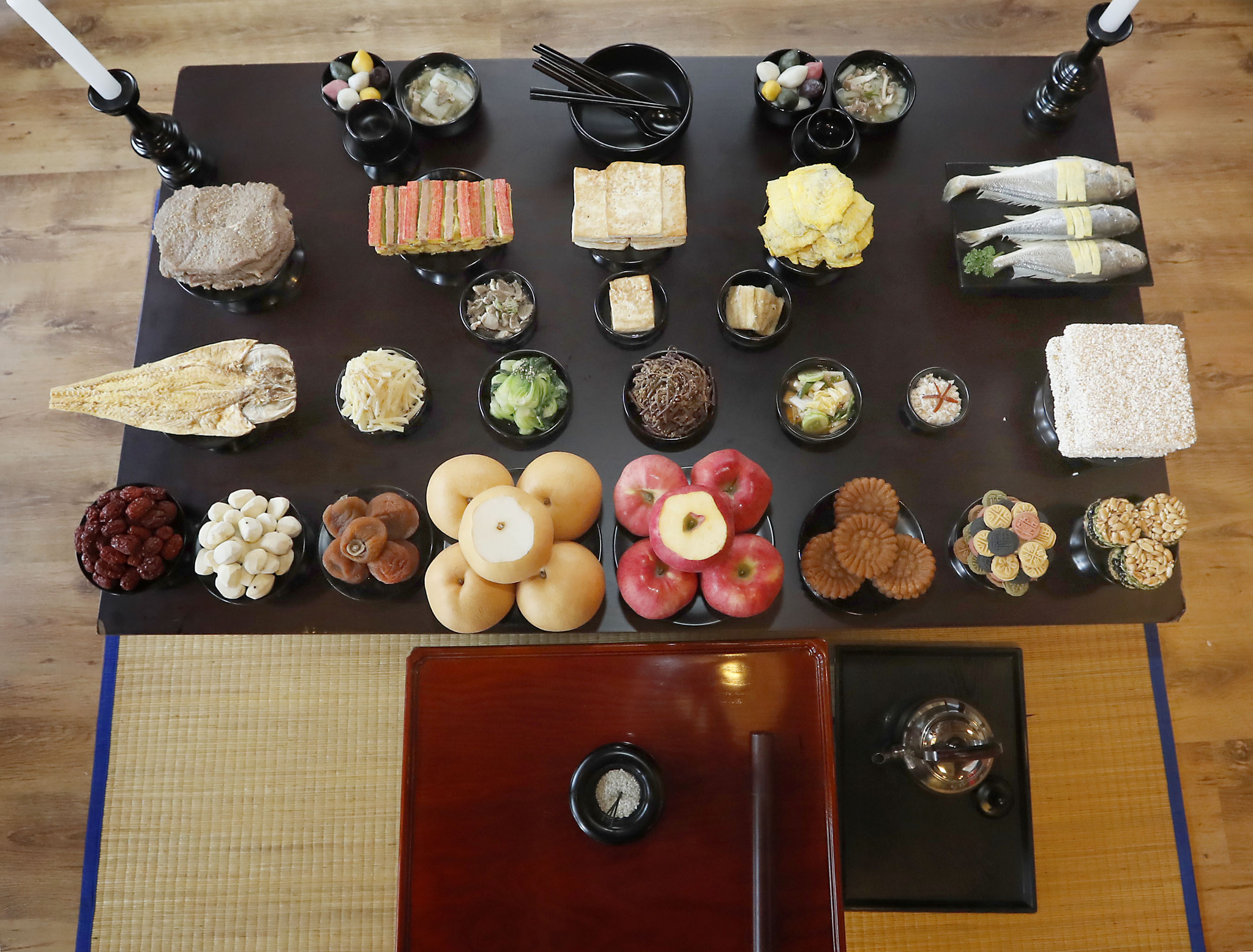  A traditional ancestral rite table for Chuseok [YONHAP]