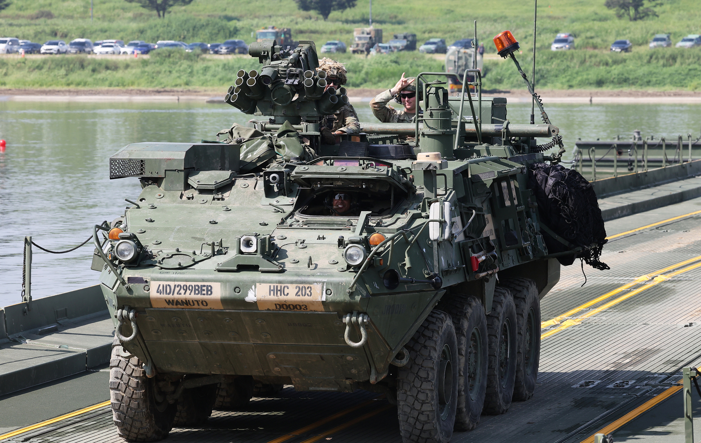 A U.S. Army Stryker armored vehicle crosses the Namhan River on a floating bridge during a Korea-U.S. combined river-crossing exercise in Yeoju, Gyeonggi, on Sept. 27. The drill involved the Army’s 7th Engineer Brigade and the 11th Engineer Battalion of the U.S. 2nd Infantry Division/ROK-U.S. Combined Division. [YONHAP]