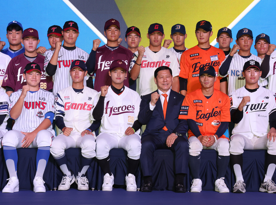 Park Jun-hyun, a pitcher from Bugil High School and the first overall pick, third from left in the front row, poses for a group photo with other draftees during the 2026 KBO Rookie Draft at Lotte Hotel World in Songpa District, Seoul, on Sept. 17. [YONHAP]