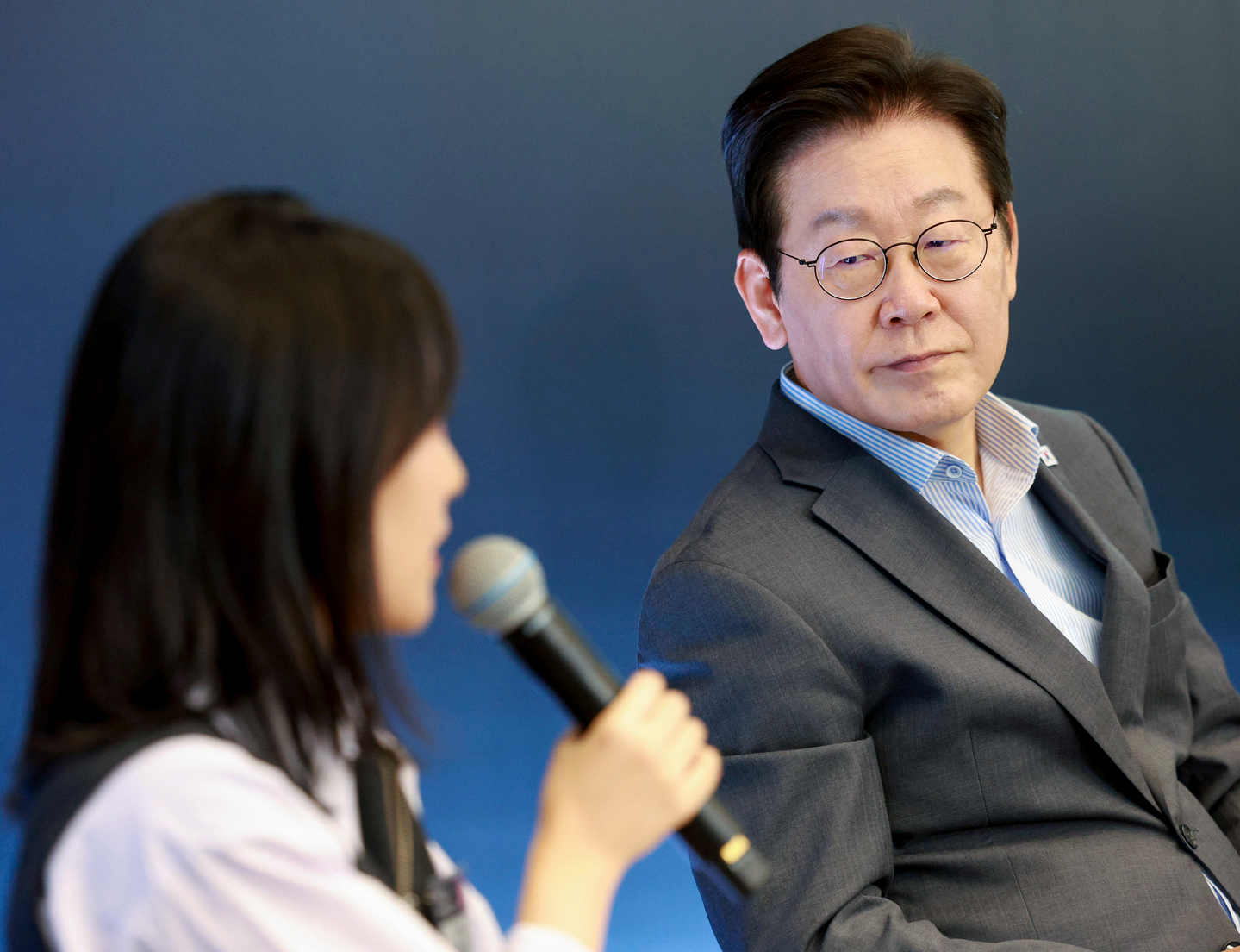 President Lee Jae Myung listens to a young woman speak at a startup event held in Seongnam, Gyeonggi, on Sept. 17. [JOINT PRESS CORPS]