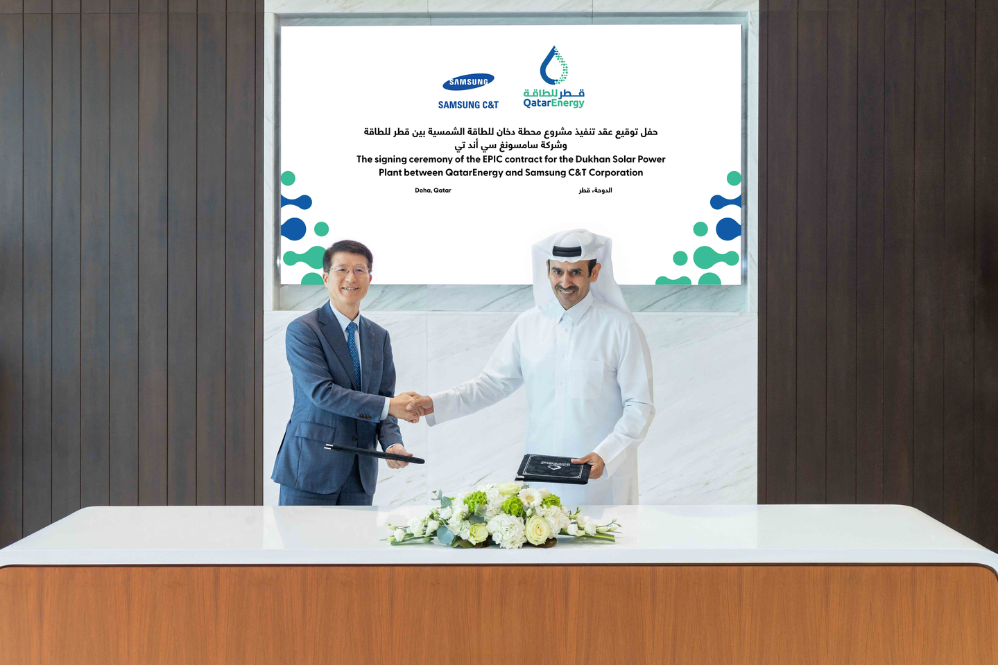 Oh Se-chul, president and CEO of Samsung C&T, left, shakes hands with Saad Sherida Al Kaabi, president and CEO of QatarEnergy, during a signing ceremony. [SAMSUNG C&T]