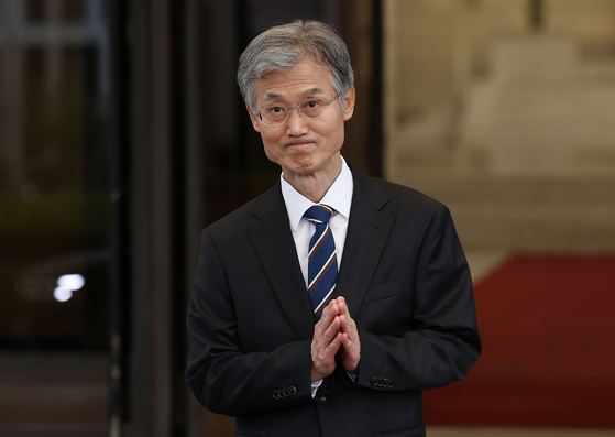 Supreme Court Chief Justice Jo Hee-de puts his hands together while leaving the court in Seocho District, southern Seoul, on Sept. 17. [YONHAP] 