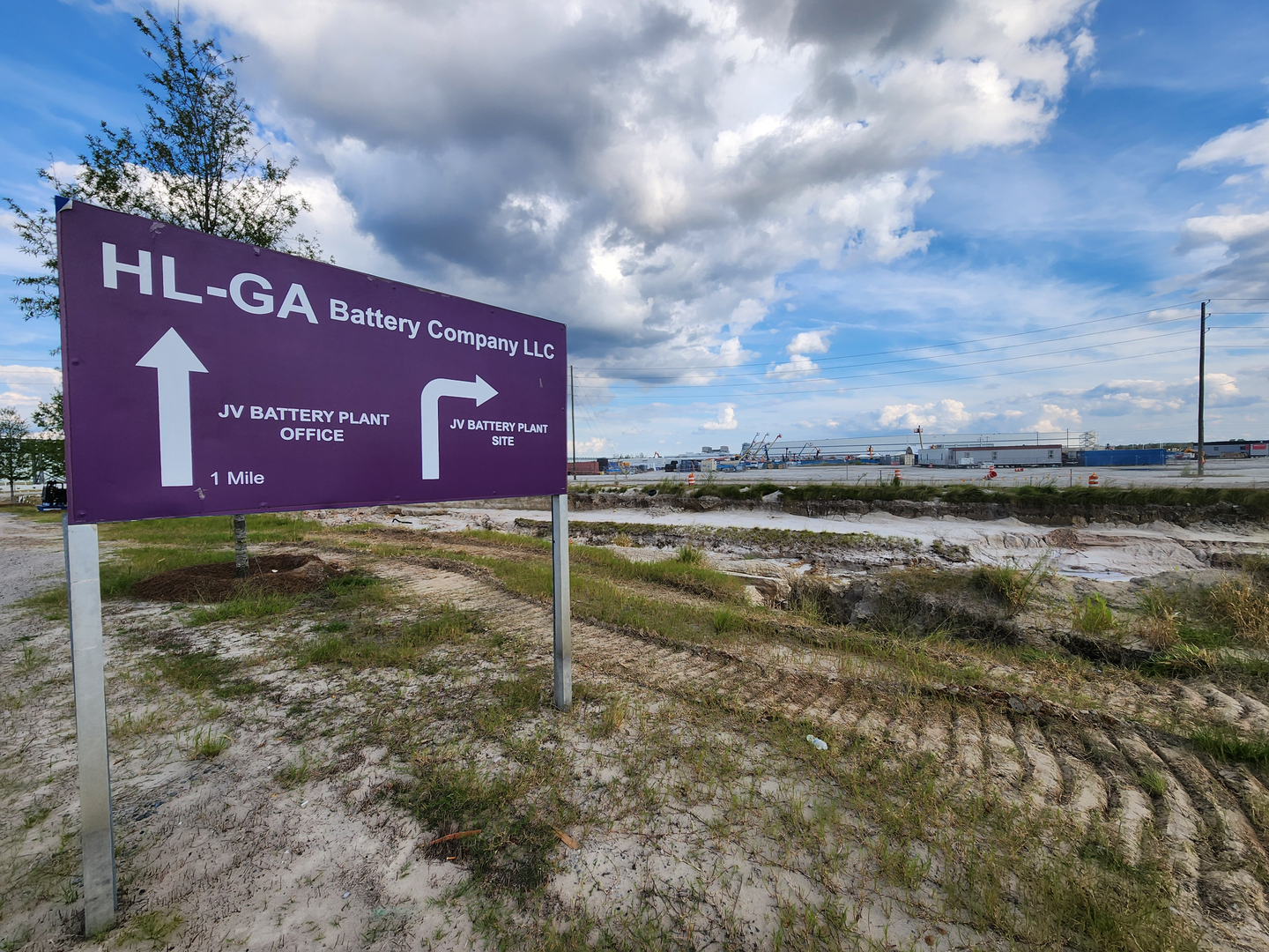 The joint battery plant by LG Energy Solution in Georgia remains deserted, with construction fully suspended after the recent raids from the U.S. Immigration and Customs Enforcement. [YONHAP]