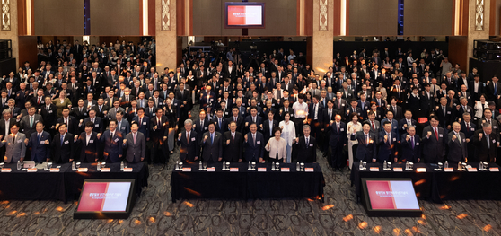 Attendees of the JoongAng Ilbo’s 60th anniversary ceremony pose for a group photo at Lotte Hotel in Jung District, central Seoul, on Sept. 17. [KIM HYUN-DONG] 