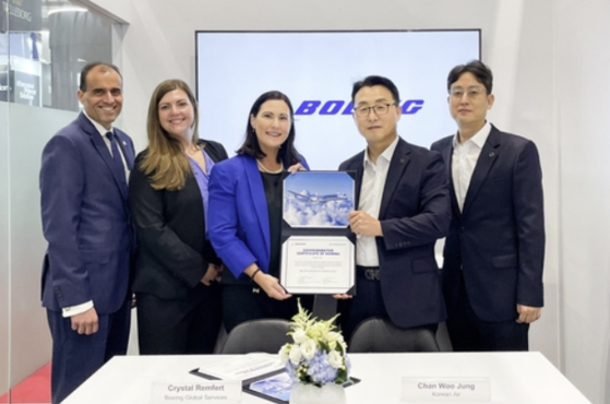 Representatives of Korean Air and Boeing attend a recent signing ceremony in Singapore for a strategic partnership in predictive maintenance on Sept. 17. [KOREAN AIR]