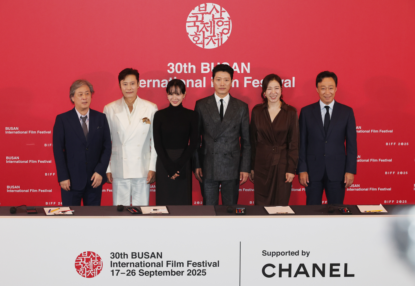 The cast and director of film ″No Other Choice″ pose for photos during the film's press conference held at the Busan Cinema Center in Haeundae District on Sept. 17. From left are director Park Chan-wook, actors Lee Byung-hun, Son Ye-jin, Park Hee-soon, Yeom Hye-ran and Lee Sung-min. The film was selected as the opener for this year's Busan International Film Festival. [SONG BONG-GEUN]