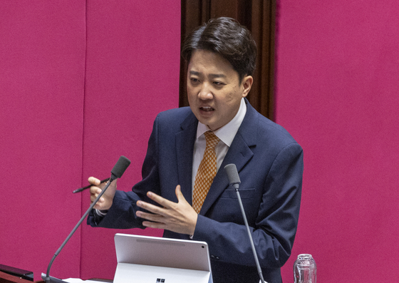 Reform Party leader Rep. Lee Jun-seok speaks during a parliamentary session at the National Assembly in Yeouido, western Seoul, on Sept. 15. [YONHAP] 