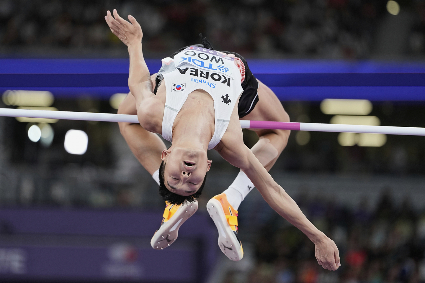 Korea’s Woo Sang-hyeok leaps during the men’s high jump final at the World Athletics Championships in Tokyo on Sept. 16. [AP/YONHAP]