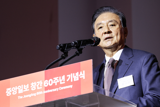 JoongAng Holdings Chairman Hong Seok-hyun delivers a commemorative speech during the JoongAng Ilbo’s 60th anniversary ceremony at Lotte Hotel in Jung District, central Seoul, on Sept. 17. [KIM KYOUNG-ROK]