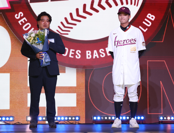 Park Sok-min, former Doosan Bears coach and father of Park Jun-hyun, a right-handed pitcher from Bugil High School who was selected first overall by the Kiwoom Heroes in the first round, shares his thoughts during the 2026 KBO Rookie Draft at Lotte Hotel World in Songpa District, southern Seoul, on Sept. 17. [YONHAP]
