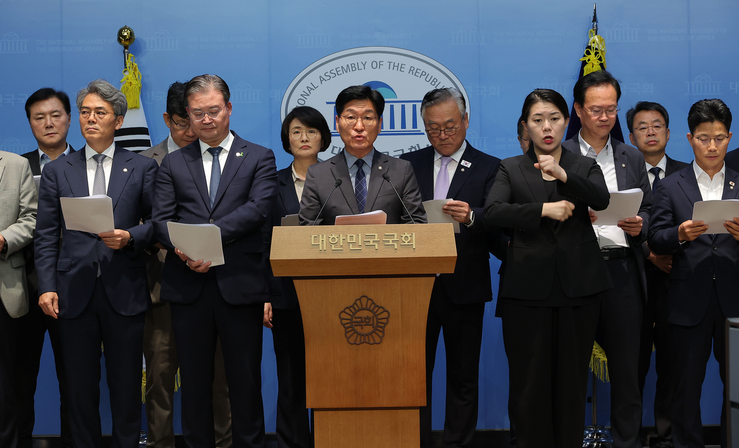 First-term lawmakers of the Democratic Party (DP) demand the U.S. government make a formal apology for the weeklong confinement of 300 Korean workers who were detained in an Immigration and Customs Enforcement (ICE) raid in Georgia, during a press conference held at the National Assembly in western Seoul on Sept. 17. [YONHAP]