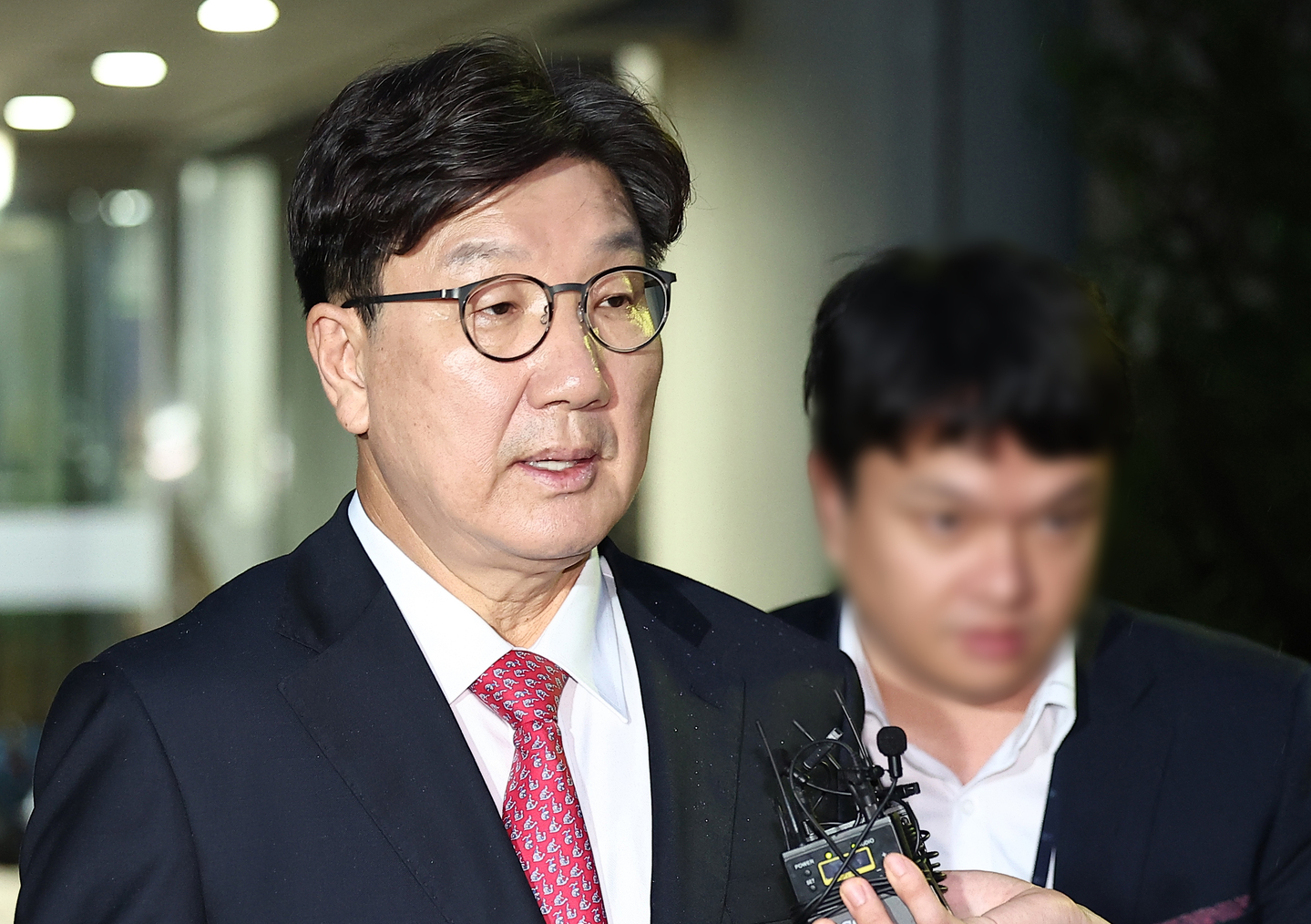 Rep. Kweon Seong-dong of the People Power Party moves after a court hearing on his potential arrest at the Seoul Central District Court in southern Seoul on Sept. 16. [YONHAP]