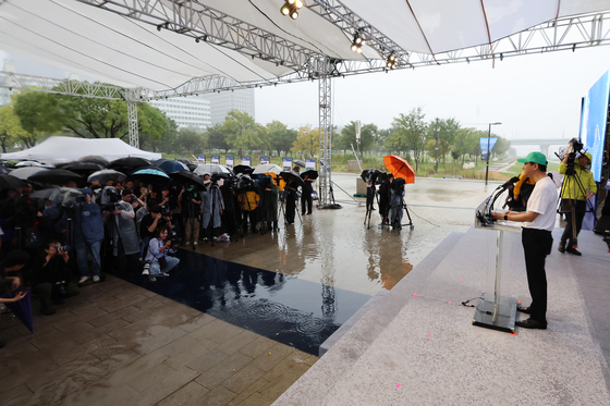 Seoul Mayor Oh Se-hoon delivers a speech at the launch ceremony for the Hangang Bus at Yeouido pier in western Seoul on Sept. 17, as rainwater pools on the ground. [YONHAP]