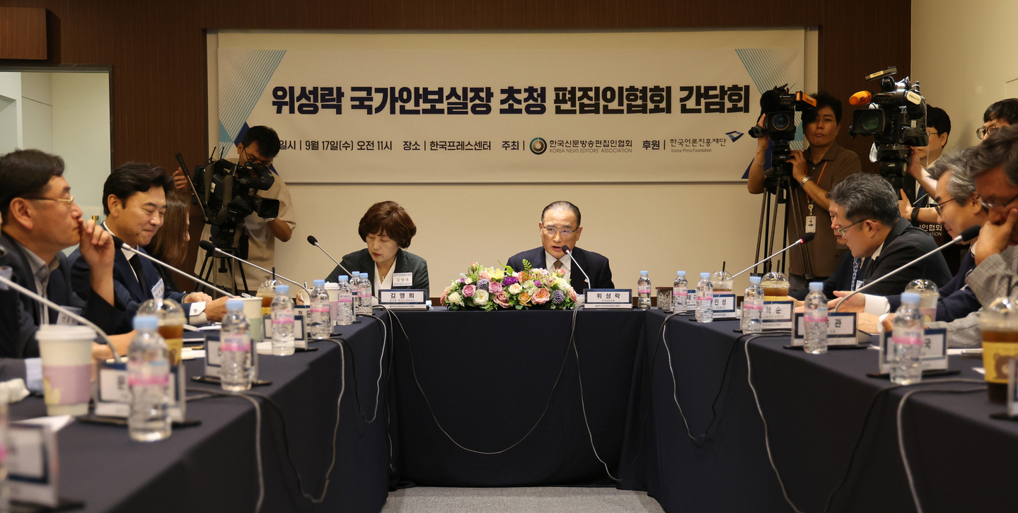 Wi Sung-lac, national security adviser, speaks during a meeting hosted by the Korea News Editors’ Association at the Korea Press Center in Jung District, central Seoul, on Sept. 17. [YONHAP] 