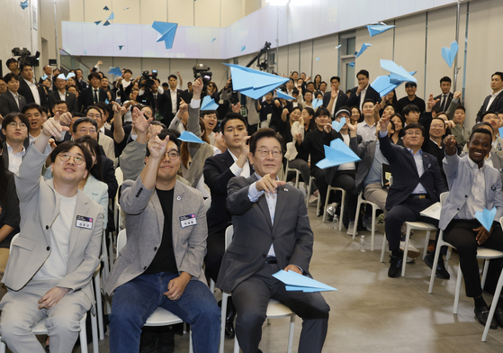 President Lee Jae Myung takes part in a youth startup event held in Seongnam, Gyeonggi, on Sept. 17. [JOINT PRESS CORPS]