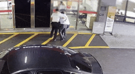 Inspector Lee Seung-jae of the Gangseo Police Precinct’s traffic safety division helps a driver who called in an emergency response into a hospital [SEOUL METROPOLITAN POLICE AGENCY]