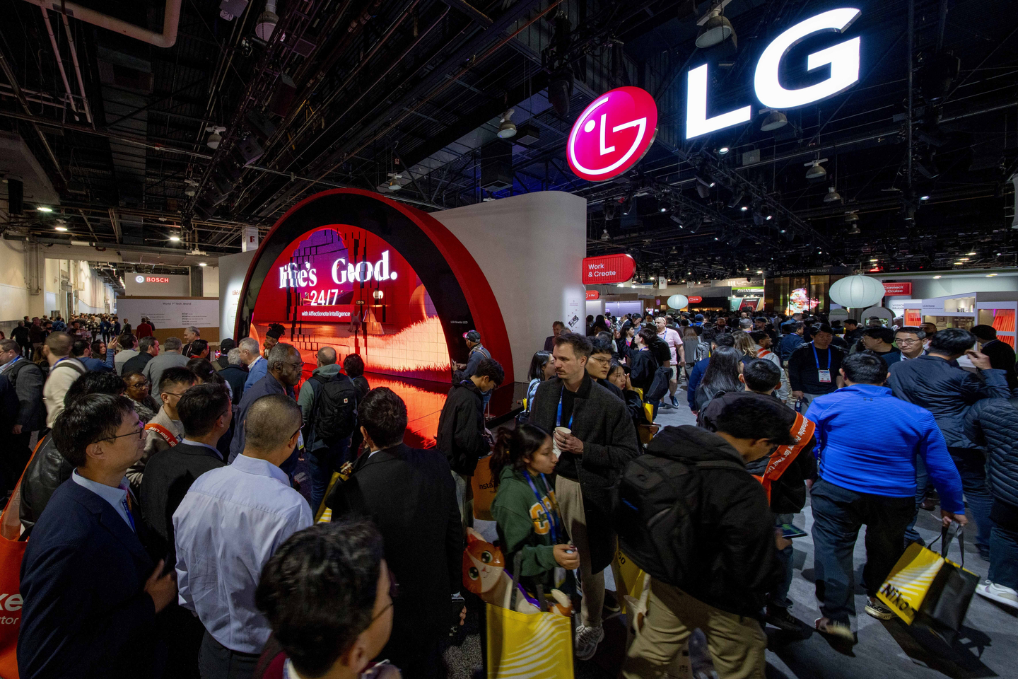 Show attendees flock to the LG Electronics booth on the opening day at CES 2025 on Jan. 7 in Las Vegas. [AP/YONHAP]
