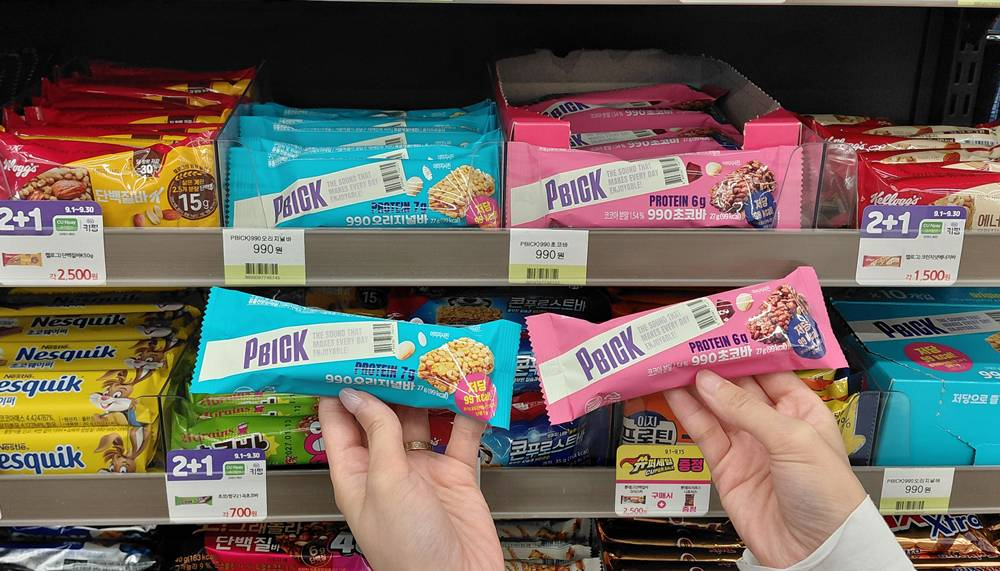 A 990 won (70 cent) cereal bar released by CU [CU]