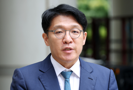 Former prosecutor Kim Sang-min arrives at the Seoul Central District Court in southern Seoul on Sept. 17, 2025, ahead of a hearing on his potential arrest on charges of bribing former first lady Kim Keon Hee. [YONHAP]