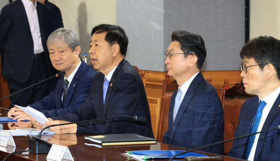Finance Minister Koo Yun-cheol, second from left, speaks during a meeting of senior economic policymakers in Seoul on Sept. 18. [YONHAP]