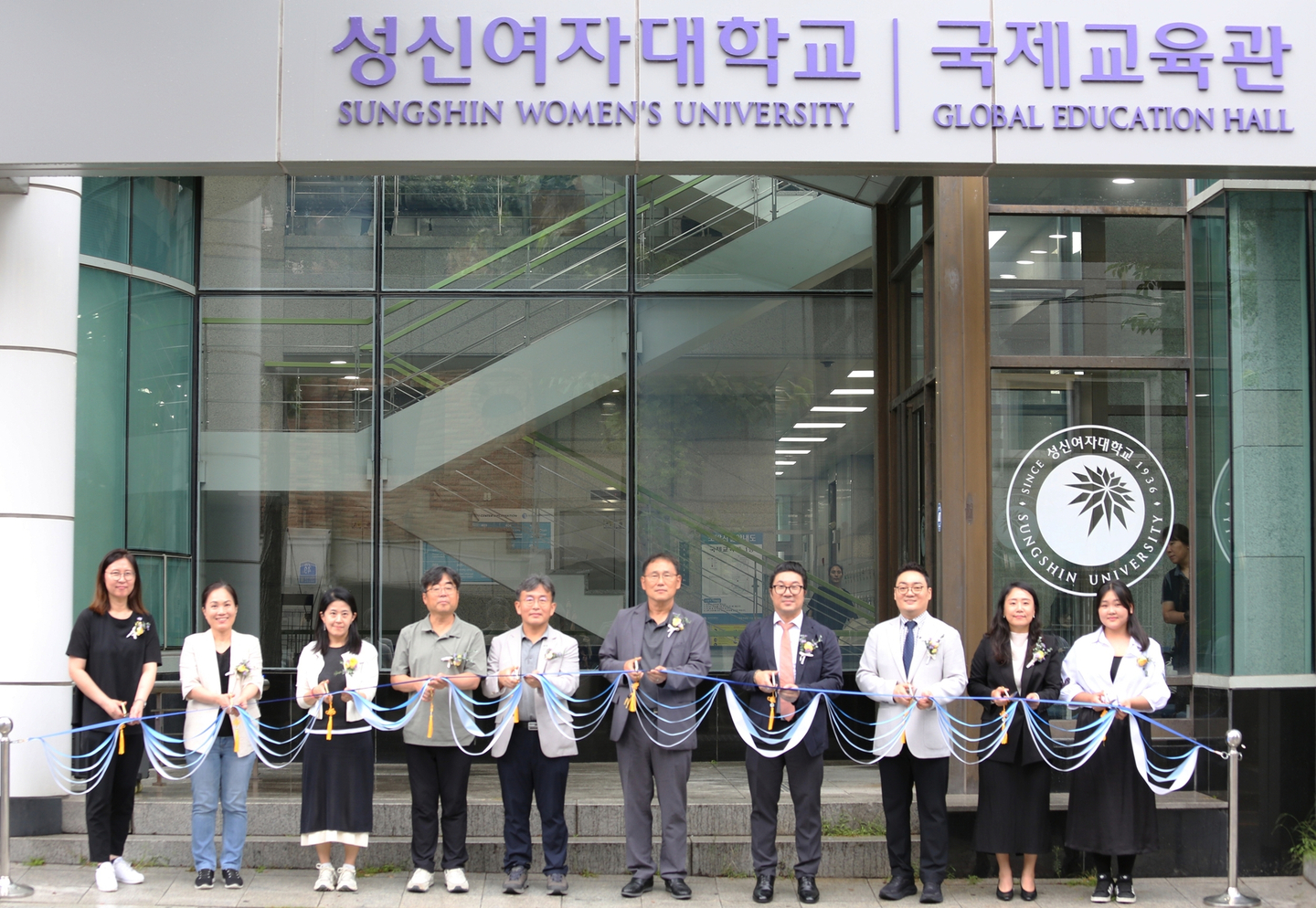 Sungshin Women's University President Yi Seong-keun, sixth from left, poses for a photo as he cuts the ribbon during the opening ceremony for the Global Education Hall on Sept. 17. [SUNGSHIN WOMEN'S UNIVERSITY]