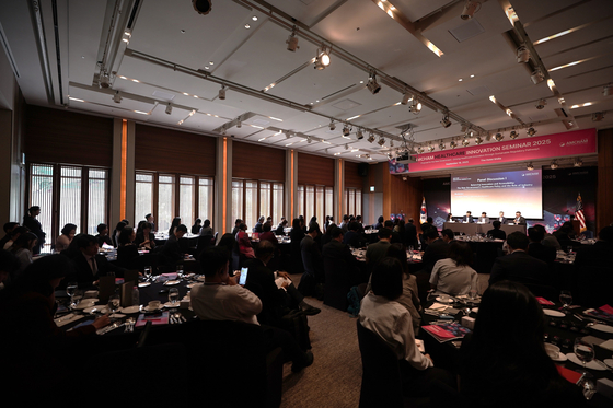 Parcitipants listen to keynote speeches at the 16th Healthcare Innovation Seminar hosted by the American Chamber of Commerce in Korea (Amcham) at Shilla Seoul on Sept. 18. [AMERICAN CHAMBER OF COMMERCE IN KOREA]