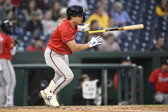 Atlanta Braves infielder Kim Ha-seong follows through on his single during the eighth inning of an MLB game against the Washington Nationals in Washington on Sept. 17. [AP/YONHAP]