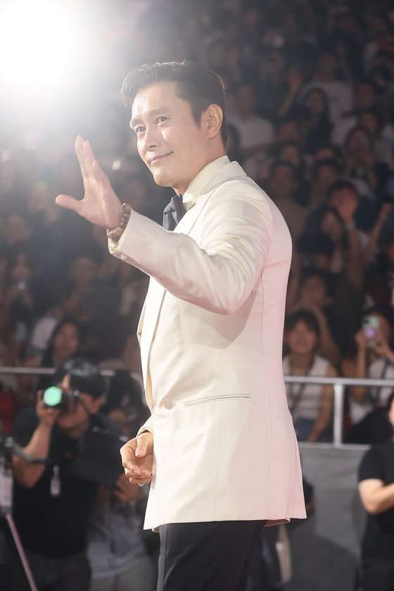 Actor Lee Byung-hun arrives at the red carpet for the opening ceremony of the Busan International Film Festival at the Busan Cinema Center in Haeundae District, Busan, on Sept. 17. [YONHAP]