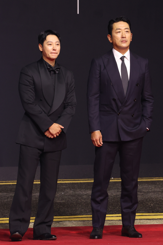 Actor Ha Jung-woo, right, and actor Kim Dong-wook pose for the red carpet at the opening ceremony of the Busan International Film Festival at the Busan Cinema Center in Haeundae District, Busan, on Sept. 17. [SCREEN CAPTURE]