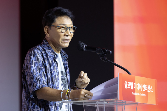 Lee Soo-man, founder of SM Entertainment and A2O Entertainment, speaks during the JoongAng 60th Anniversary Global Media Conference held at the Lotte Hotel in central Seoul on Sept. 18. [JOONGANG ILBO] 