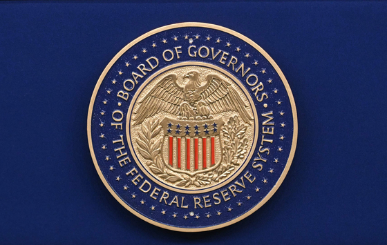 The seal of the U.S. Federal Reserve Board of Governors iseen ahead of Chair Jerome Powell's news conference at the Federal Reserve headquarters in Washington on Sept. 17. [AFP/YONHAP] 
