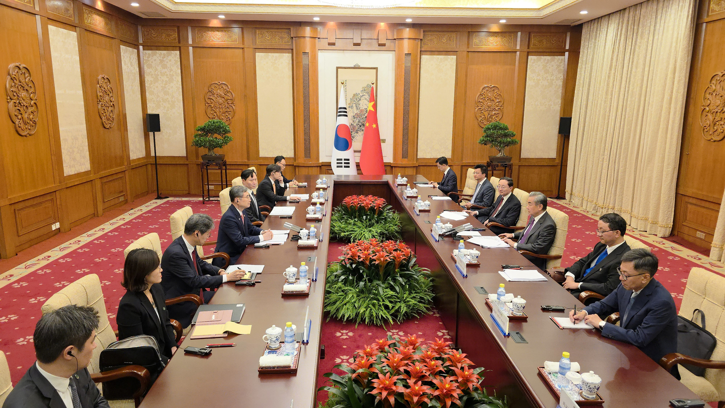 Foreign Minister Cho Hyun meets with Chinese Foreign Minister Wang Yi at Diaoyutai State Guesthouse in Beijing, China, on Sept. 17. [JOINT PRESS CORPS]