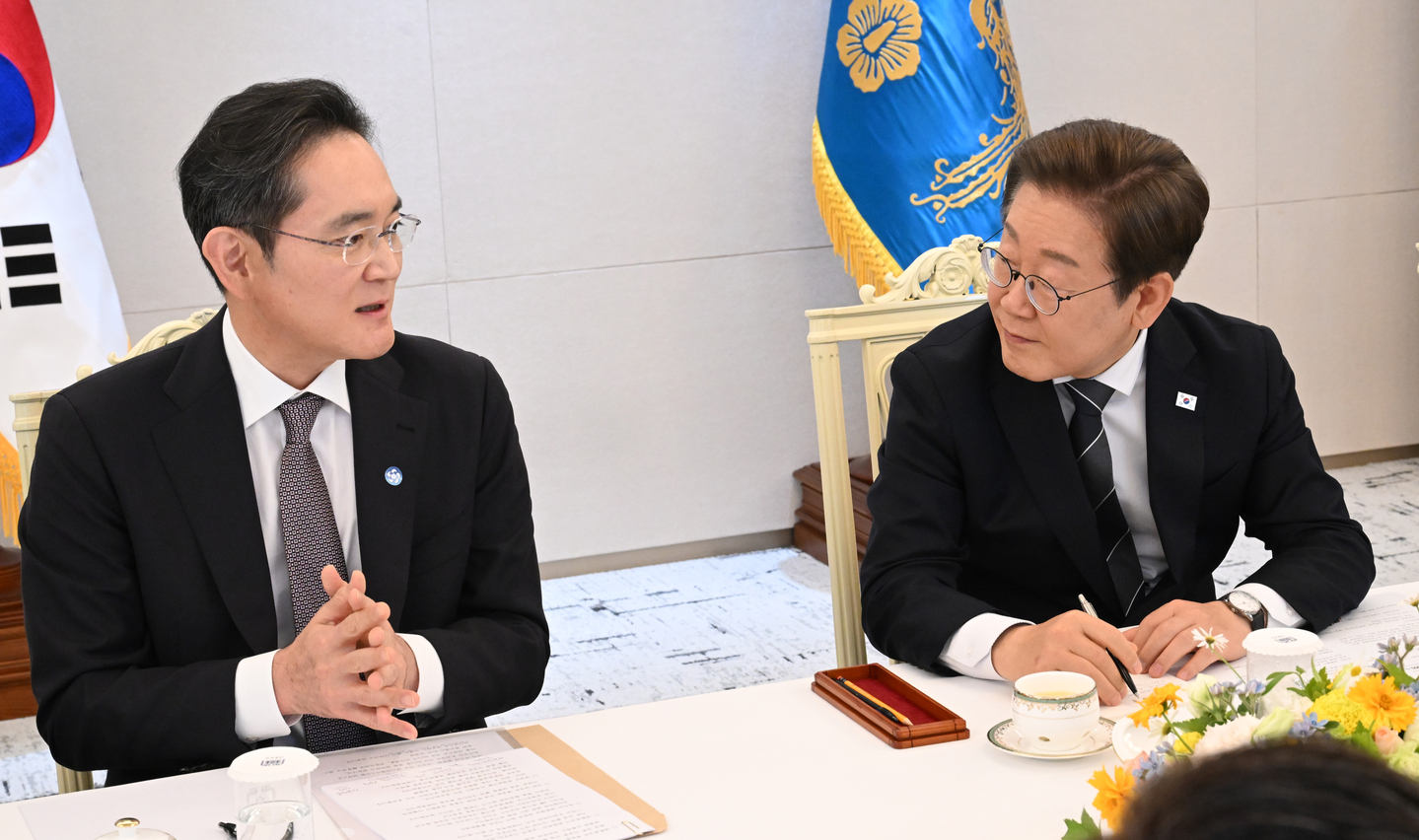 President Lee Jae Myung, right, listens to remarks by Samsung Electronics Executive Chairman Lee Jae-yong during a meeting with major business associations and corporate leaders at the presidential office in Yongsan District, central Seoul, on June 13. [JOINT PRESS CORPS]