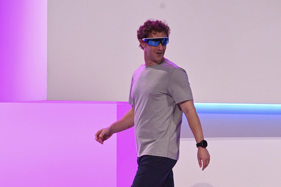 Meta CEO Mark Zuckerberg walks on stage during the company's Connect developer conference in Menlo Park, California on Sept. 17. [AP/YONHAP] 
