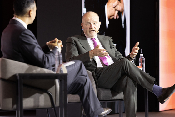 CNN CEO Mark Thompson, right, speaks with JoongAng Holdings Vice Chairman Hong Jeong-do during the JoongAng 60th Anniversary Global Media Conference held at the Lotte Hotel in central Seoul on Sept. 18. [JOONGANG ILBO] 