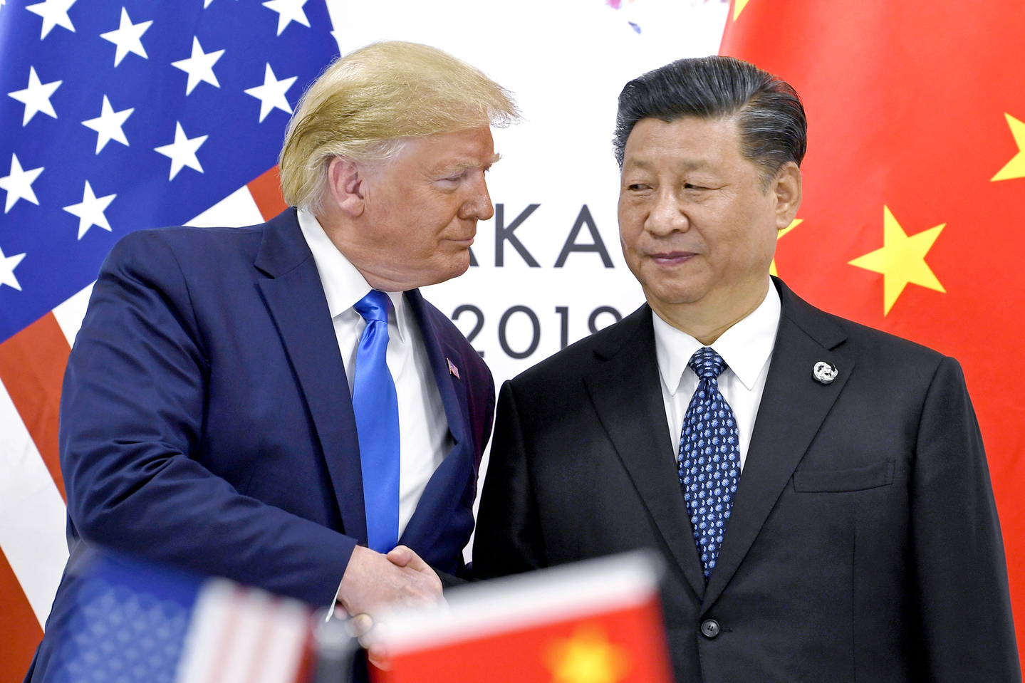 U.S. President Donald Trump, left, shakes hands with China's President Xi Jinping during a meeting on the sidelines of the G-20 summit in Osaka, Japan on June 29, 2019. [AP/YONHAP]