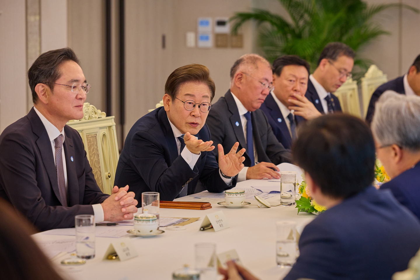 President Lee Jae Myung, second from left, converses with heads of major conglomerates during a meeting at the presidential office in Yongsan, central Seoul on June 13. [PRESIDENTIAL OFFICE]