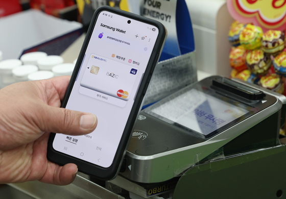 A customer attempts to use Samsung Pay, a mobile wallet system operated by Samsung Electronics, at a convenience store in Seoul on June 2. [YONHAP] 