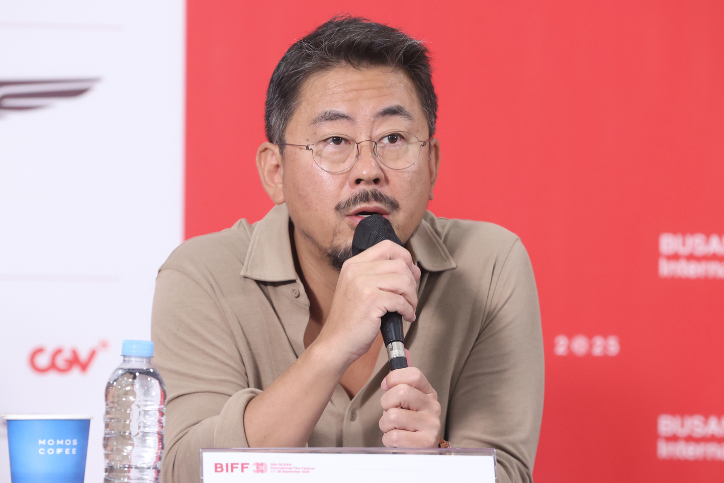 Director Na Hong-jin, a jury member for the inaugural Competition section, launched this year at the 30th Busan International Film Festival, speaks during a press conference held at the Busan Cinema Center on Sept. 18. [YONHAP]
