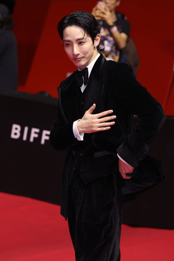 Actor Lee Soo-hyuk poses for the red carpet at the opening ceremony of the Busan International Film Festival at the Busan Cinema Center in Haeundae District, Busan, on Sept. 17. [YONHAP]